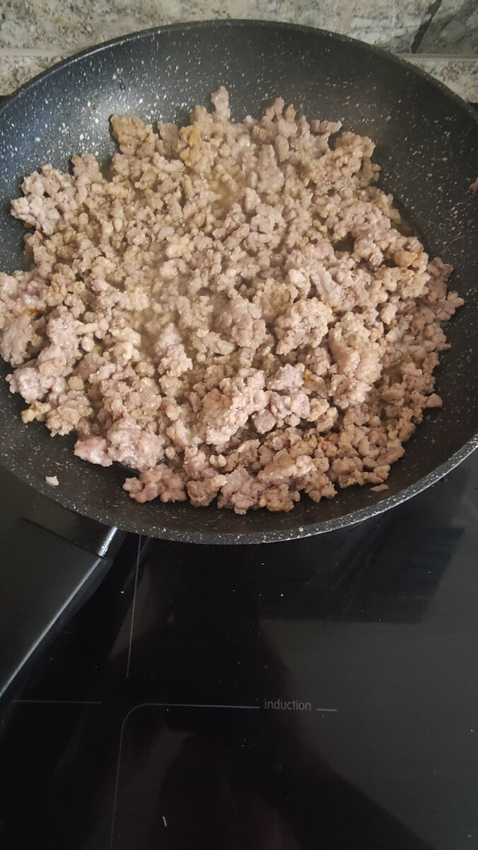 Приготовить мясную начинку. 