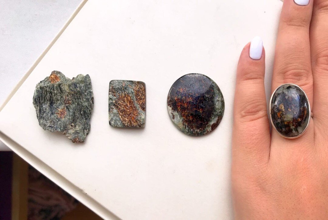 Путь астрофиллита от горной породы до серебряного кольца.