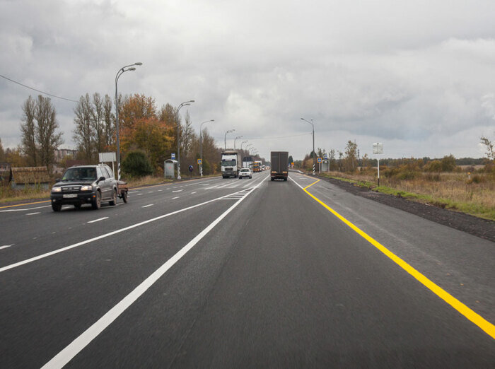 Нередко дорожная разметка наносится как для того, чтобы обозначить полосы, так и с целью демонстрации водителям транспортных средств краев автомобильной дороги. Эта расцветка может быть белой либо желтой, которую иногда и сейчас путают с линиями временного характера. Однако сейчас эти линии наносятся в качестве разметки постоянного типа. Что же они означают и могут ли за пересечение этой линии водителю выписать штраф?