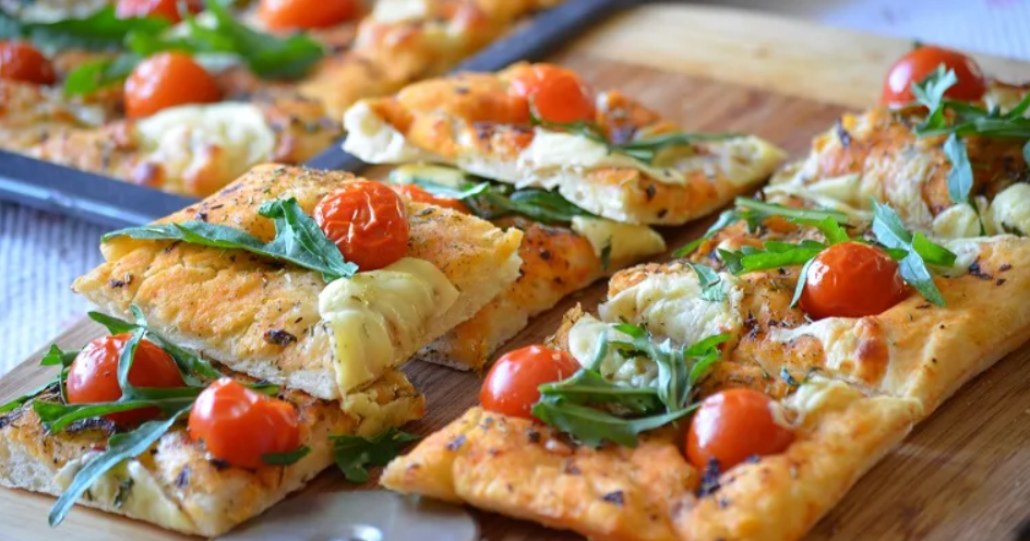 Пицца - кулинарный символ Италии. Представляет собой тончайшую лепешку из дрожжевого теста с разнообразными наполнителями. Традиционный вариант - томаты и мягкий сыр моцарелла.-3