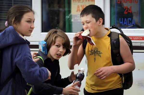 Вы не всегда будете контролировать, что едят дети, но сможете хотя бы скорректировать их рационФото: Владимир Смирнов / ТАССПОДЕЛИТЬСЯ