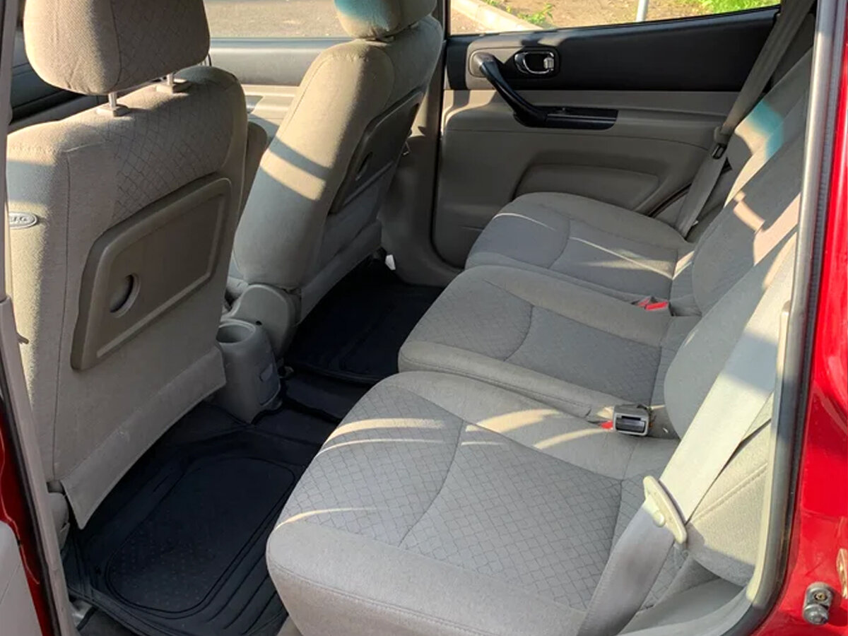 Просторный задний ряж с полноценными 3-мя посадочными местами (фото с сайта авто.ру)