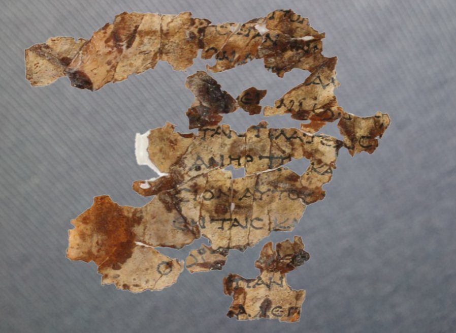 Фрагменты уникального свитка Мёртвого моря. Фото Управления древностей Израиля. 