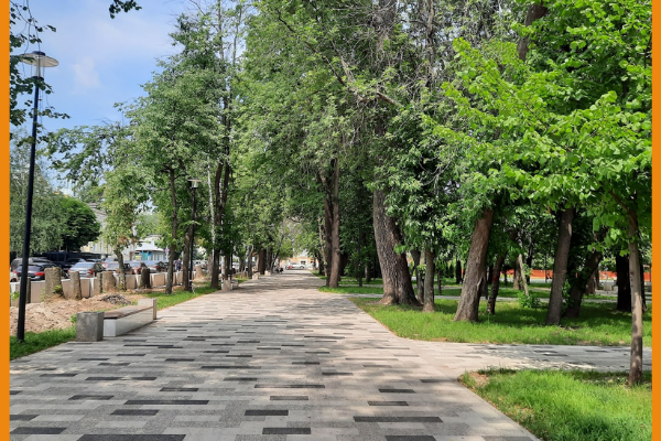 Слева- строительство новой ограды парка. Вымощенные аллеи парка в 2020 году