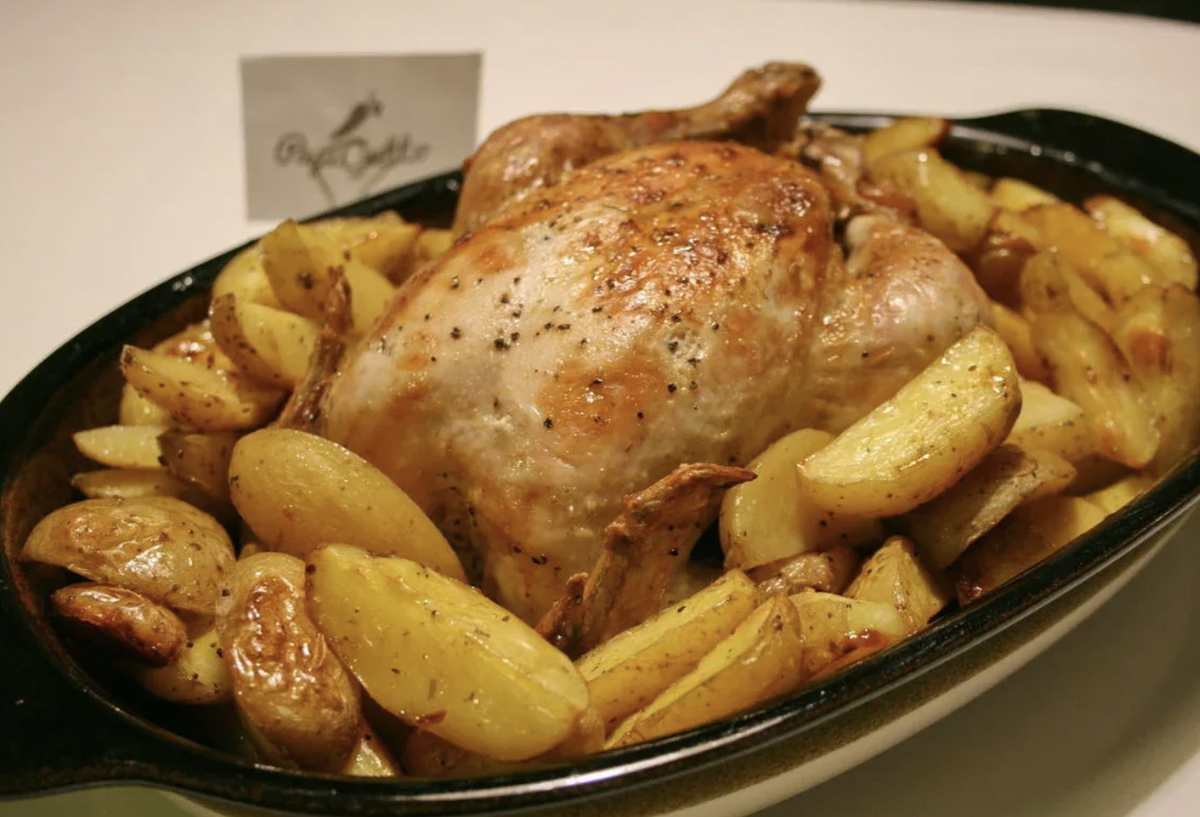 Цыпленок с картошкой в духовке рецепт. Курица корнишон в духовке. Жареная курица в духовке. Курочка с картошкой. Цыпленок с картошкой в духовке.