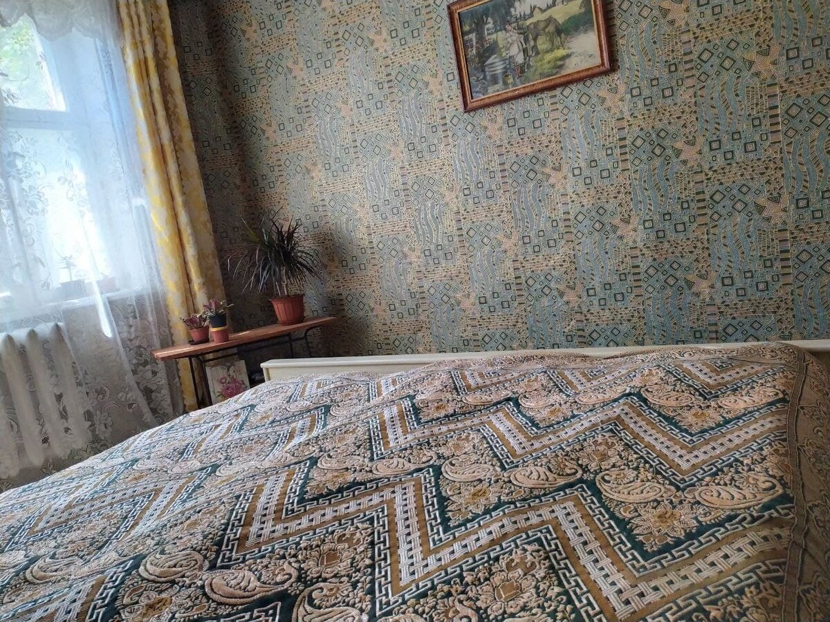 В наше время принято, чтобы супружеская пара делила постель. Для того и были придуманы такие двуспальные кровати