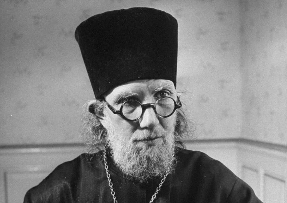 В  чем же, с точки зрения автора «Путей русского богословия», причина  уклонения от царского пути святоотеческого предания? Когда это  произошло?
