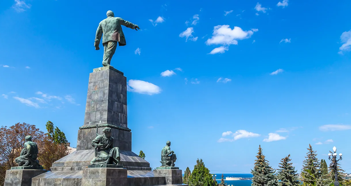 Какой из памятников расположен в севастополе. Памятник казарскому севастополь реставрированный. Памятник комсомольцам севастополь. Памятник казарскому в севастополе. Памятник героям севастополя.