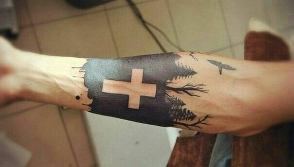 Татуировки креста для мужчин, значение, разные варианты дизайна 2024 года
