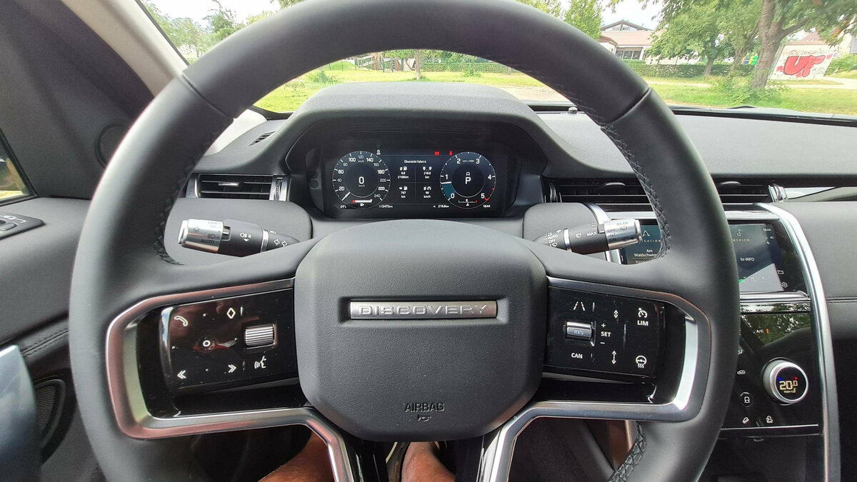 Land Rover Discovery Sport HSE: не запутаться бы в кнопках на руле!