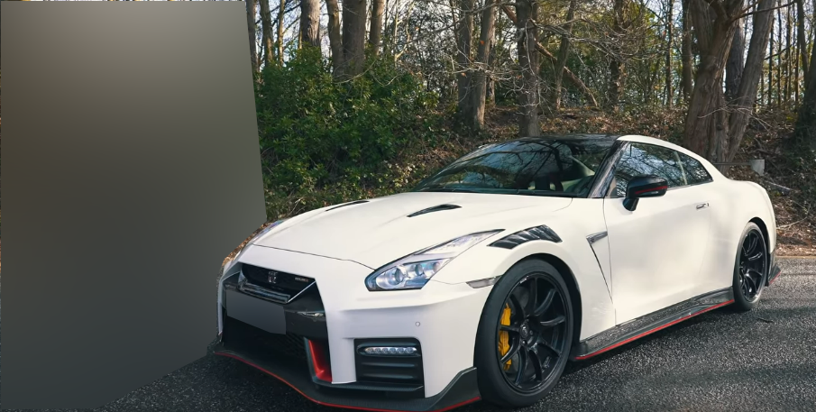 Дизайн передней и левой части кузова у Nissan GT-R Nismo 2020 года.