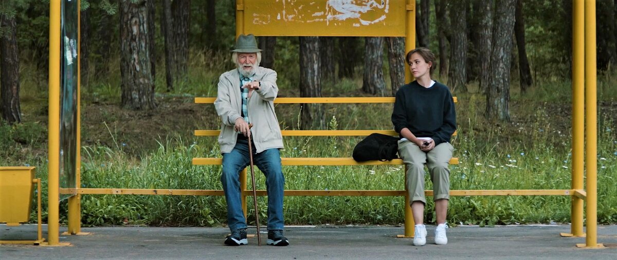 Встреча на поддельной остановке около дома престарелых. 
Кадр из к/ф «Иваново счастье. Новые истории».