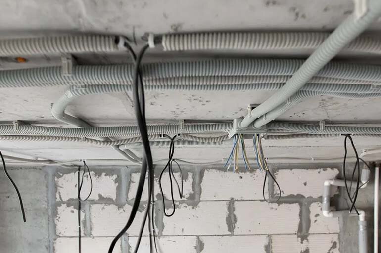 Провода протягивают через каналы, расположенные в перекрытиях.