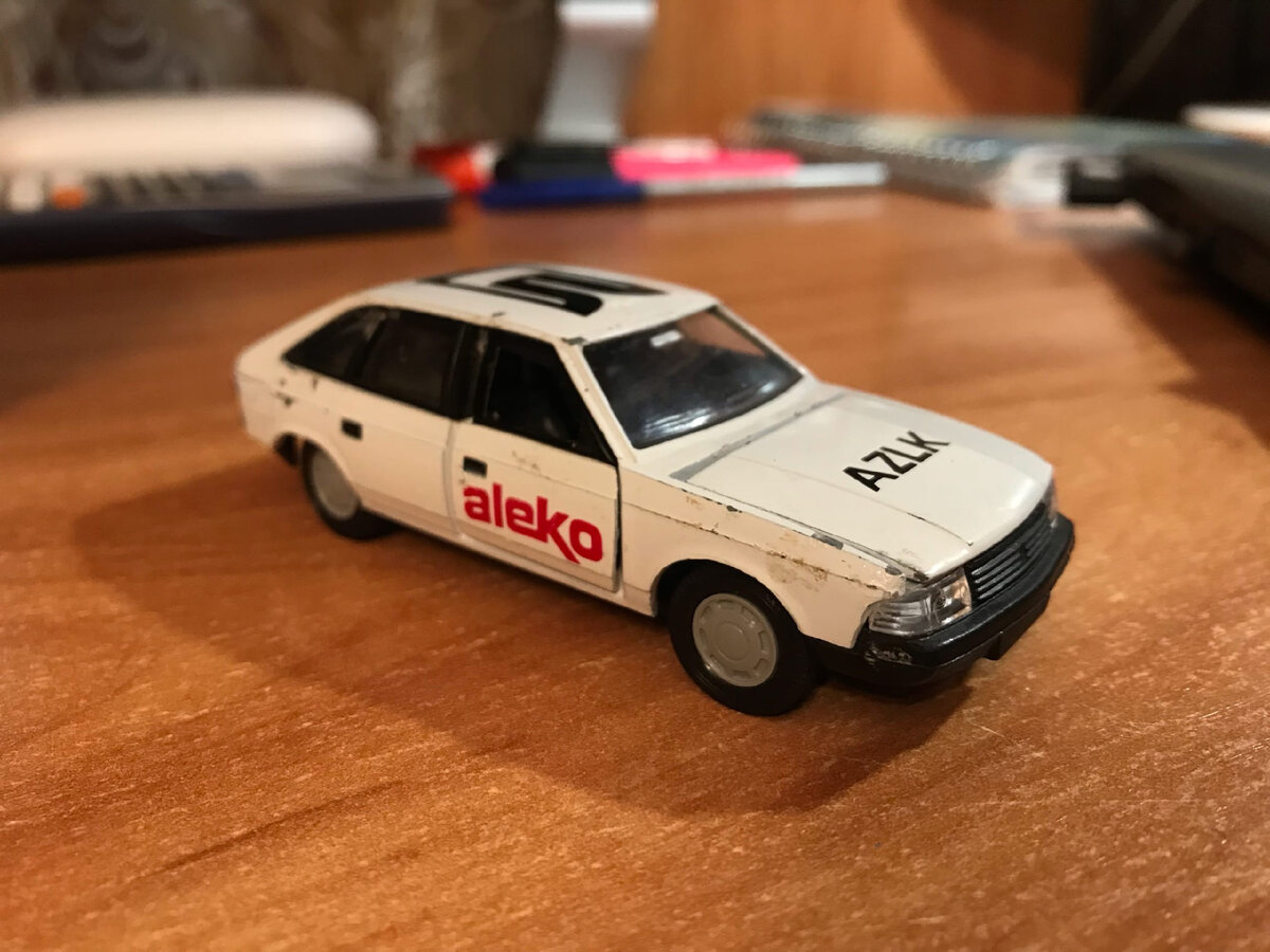 Доставшийся мне 2141 был "Калекой" (официально "Aleko"). На кузове были многочисленные сколы ЛКП, а также следы обувного клея (откуда они там?). 