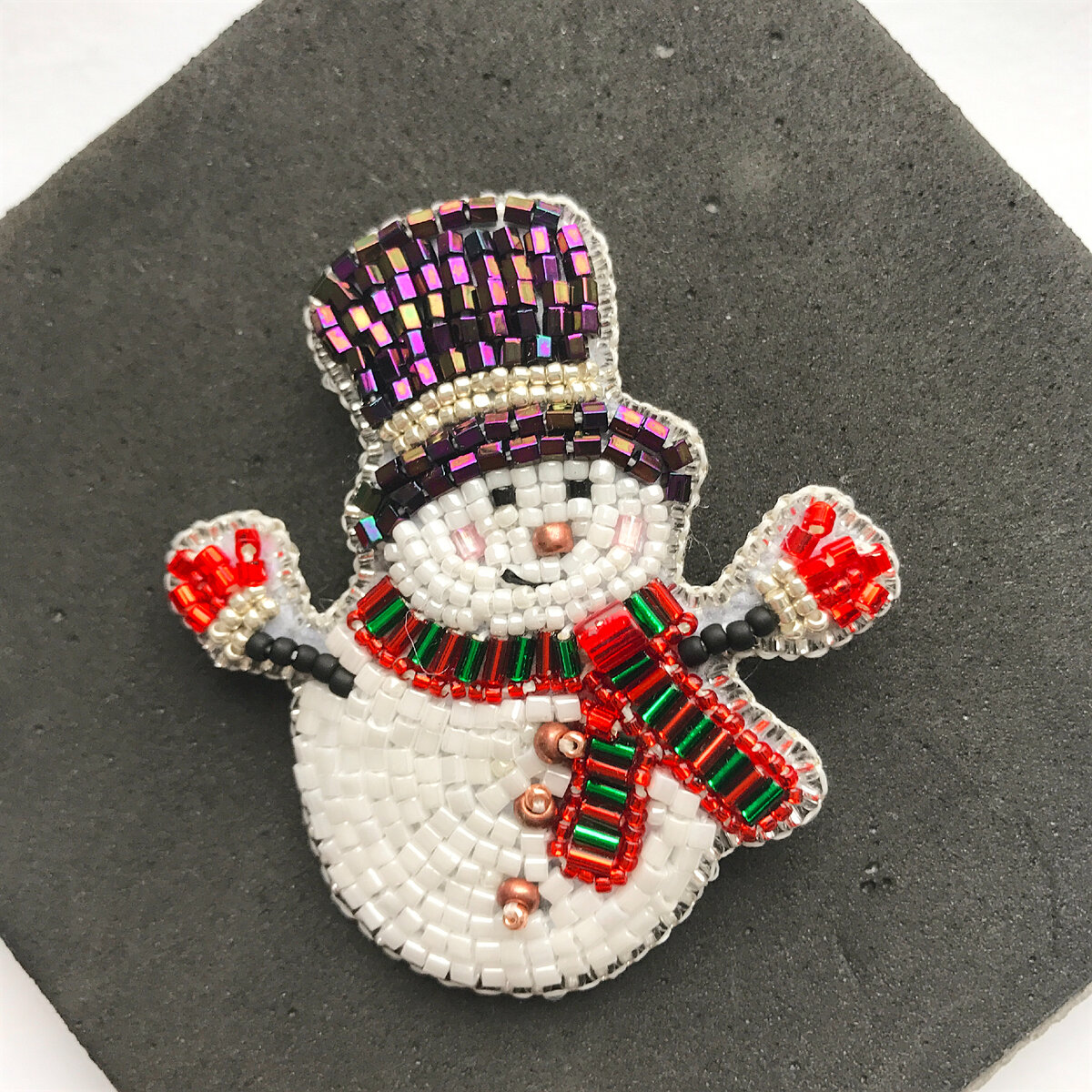 Снеговик в фиолетовом цилиндре