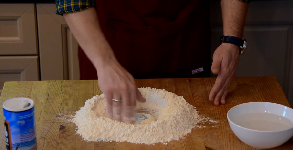 делаем в ней лунку