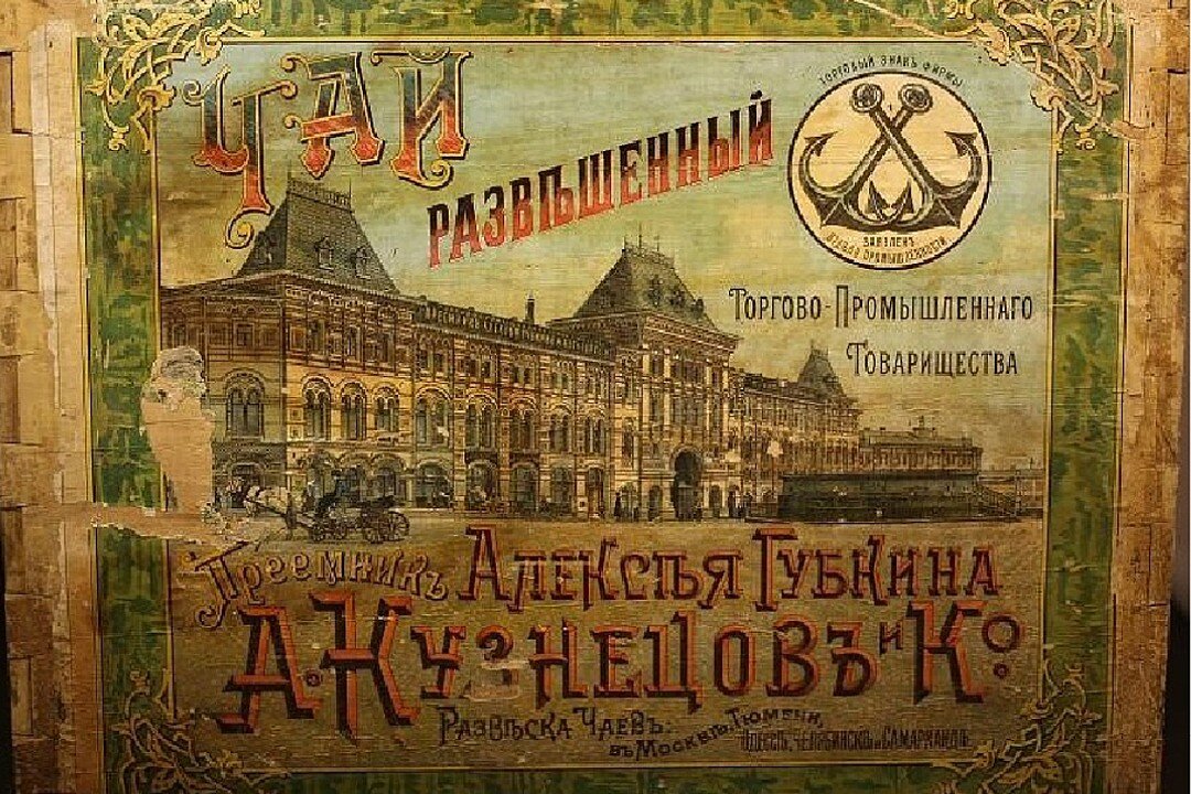 Ящик с картинками на ярмарке