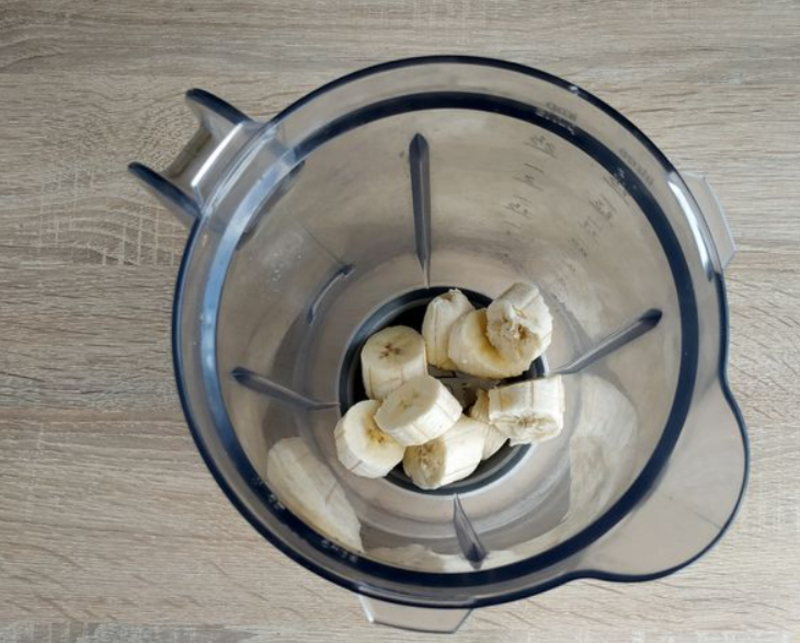 Очищенные бананы взбить в блендере. Выжать сок из лайма. Отделить 1 желток. В чашке с водой растворить таблетки сахарозаменителя. Все ингредиенты добавить в банановое пюре и перемешать.