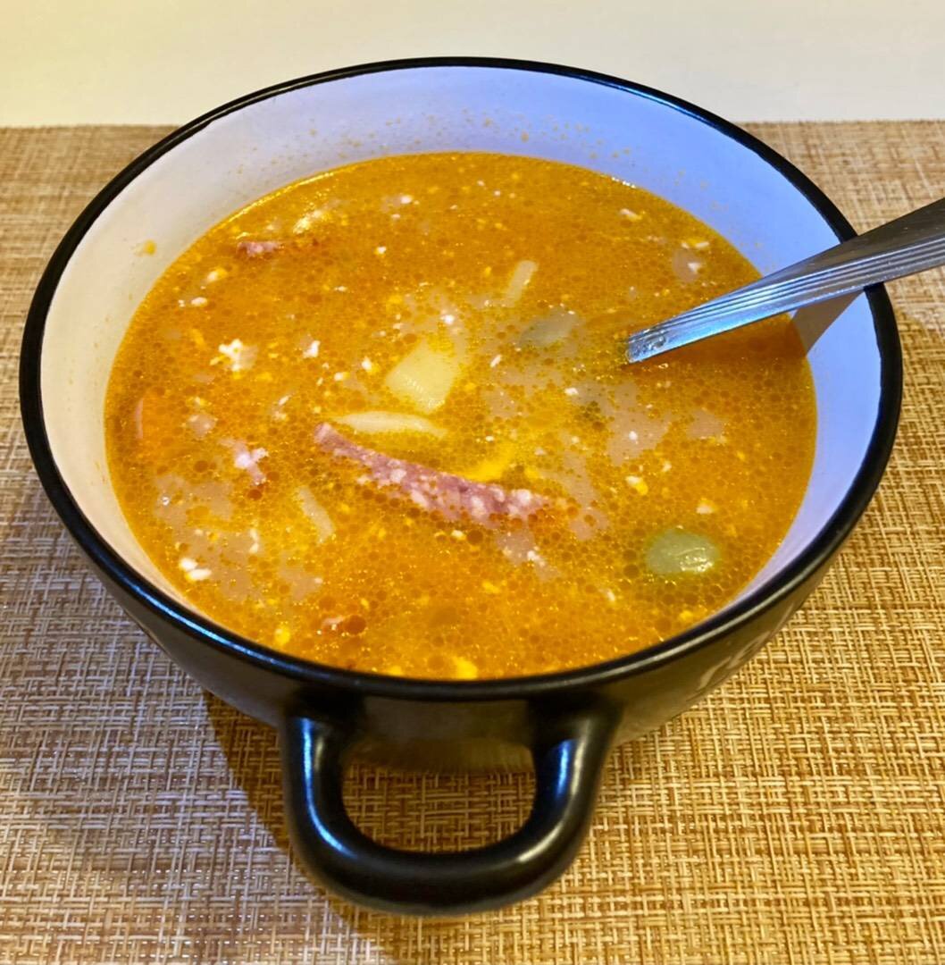 Суп-солянка с колбасой, оливками и лимоном — это даже звучит вкусно