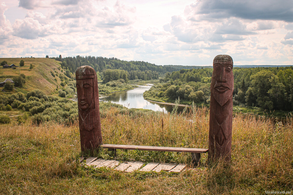 Идолы на смотровой площадке на берегу реки Сылвы