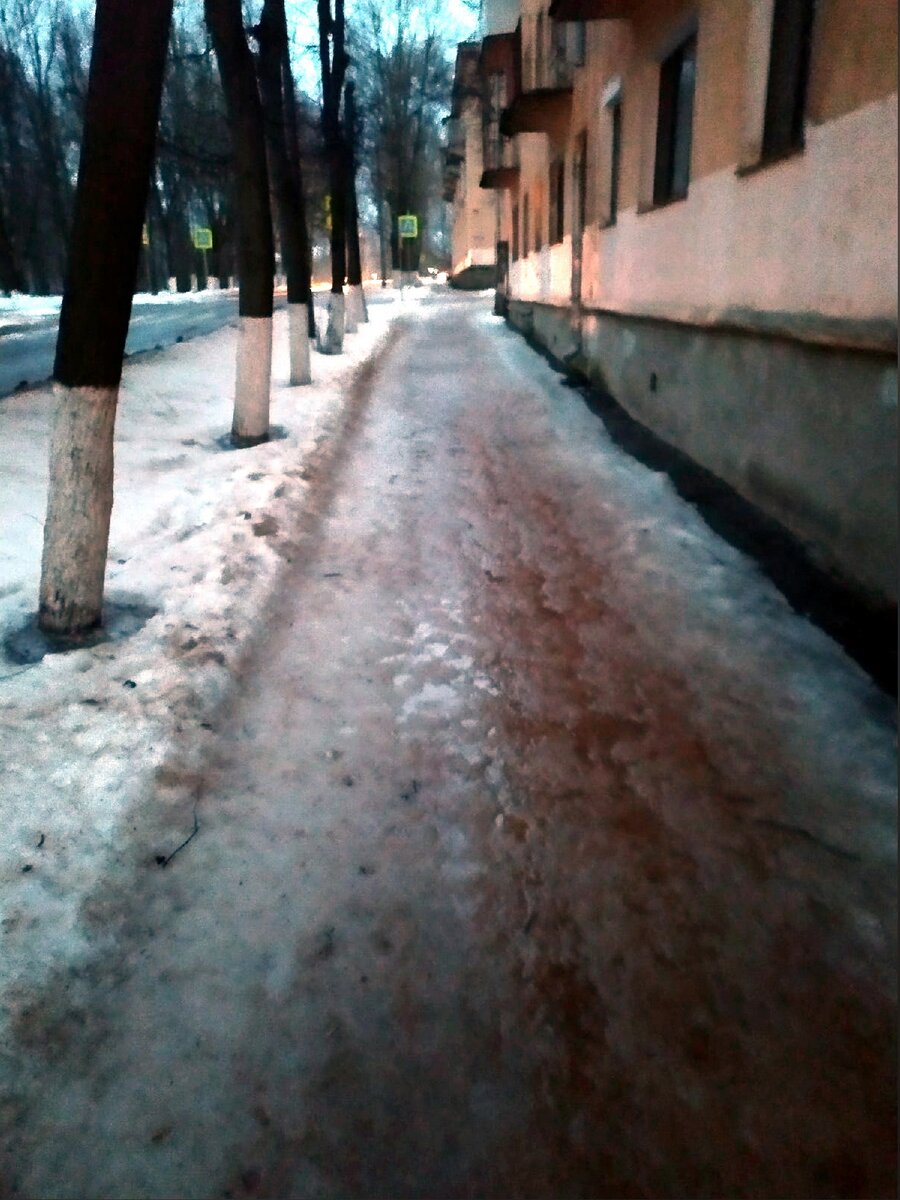 Вот такой тротуар. Я должна идти справа?