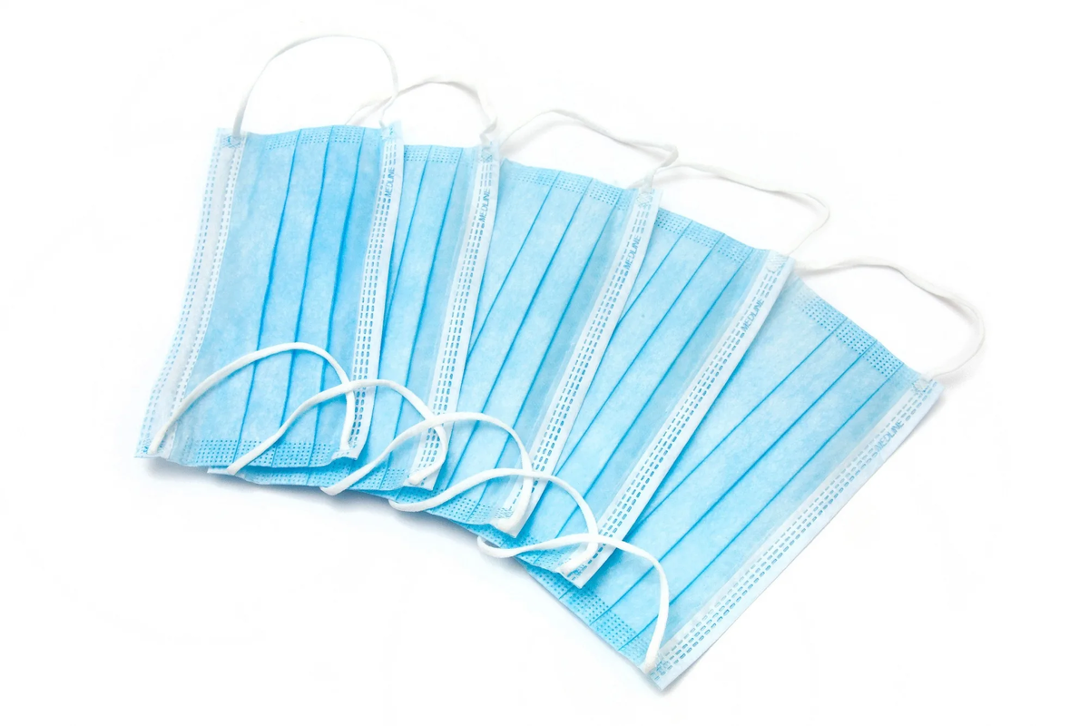 маска медицинская, в одних странах она так помогает, что за ее отсутствие штрафуют, а в других странах она бесполезна и за нее штрафуют, т к хотят видеть на людях респиратор