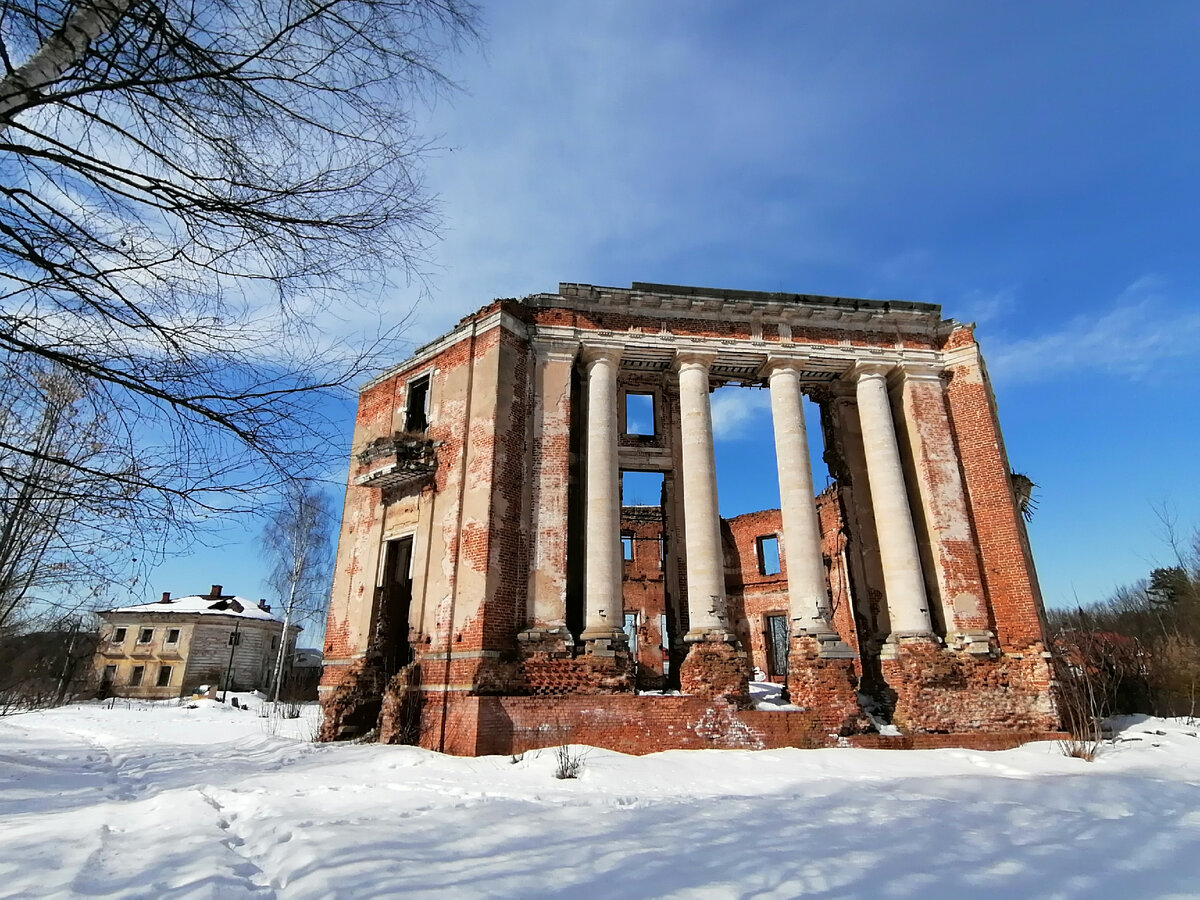 Руины главного усадебного дома усадьбы Петровское-Алабино (Княжищево). Фото автора