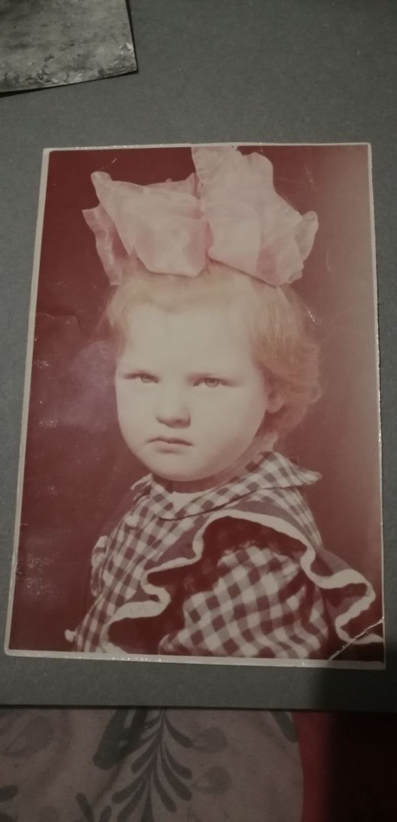 здесь мне 4 года, я очень люблю всех видимо))