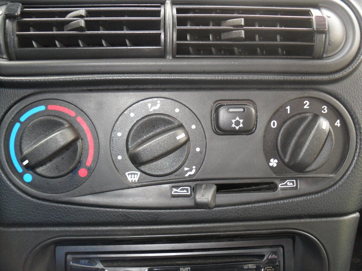 Кондиционер в машину можно установить, даже если комплектация авто этого не предусматривает.