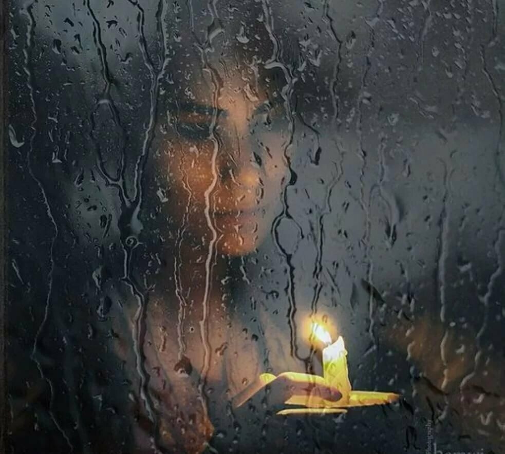 Песня тишина догорают свечи. Свеча в окне. Дождь в окне. Девушка за окном дождь. Горящая свеча на окне.