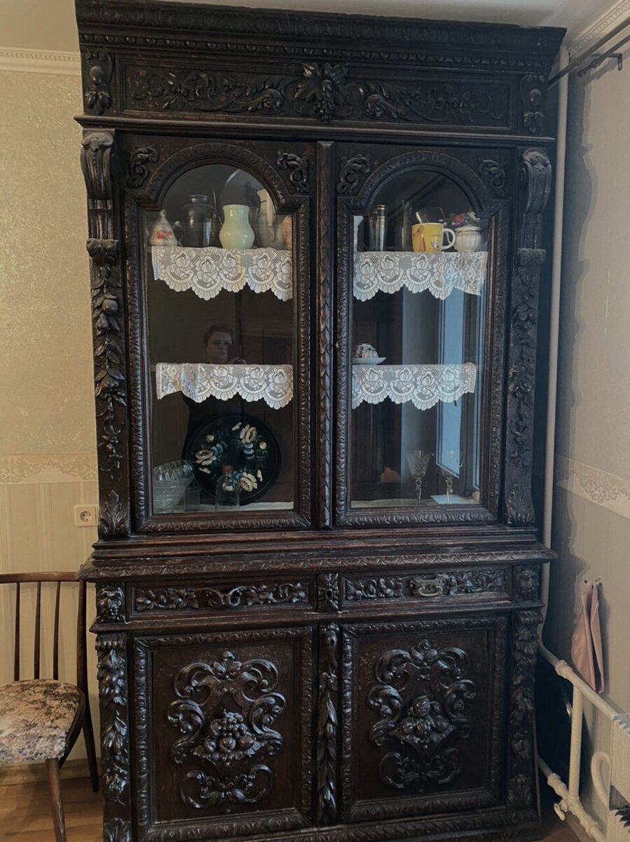 Сервант после пожара до реставрации.