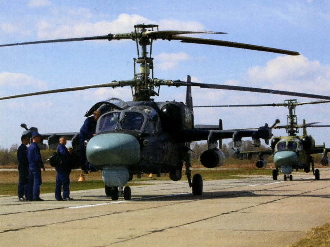 Данные Ка-52 оснащены под носовой частью блоком датчиков электронно-оптической прицельно-поисковой системы. Ранее на некоторых машинах использовалась французская система Safran.