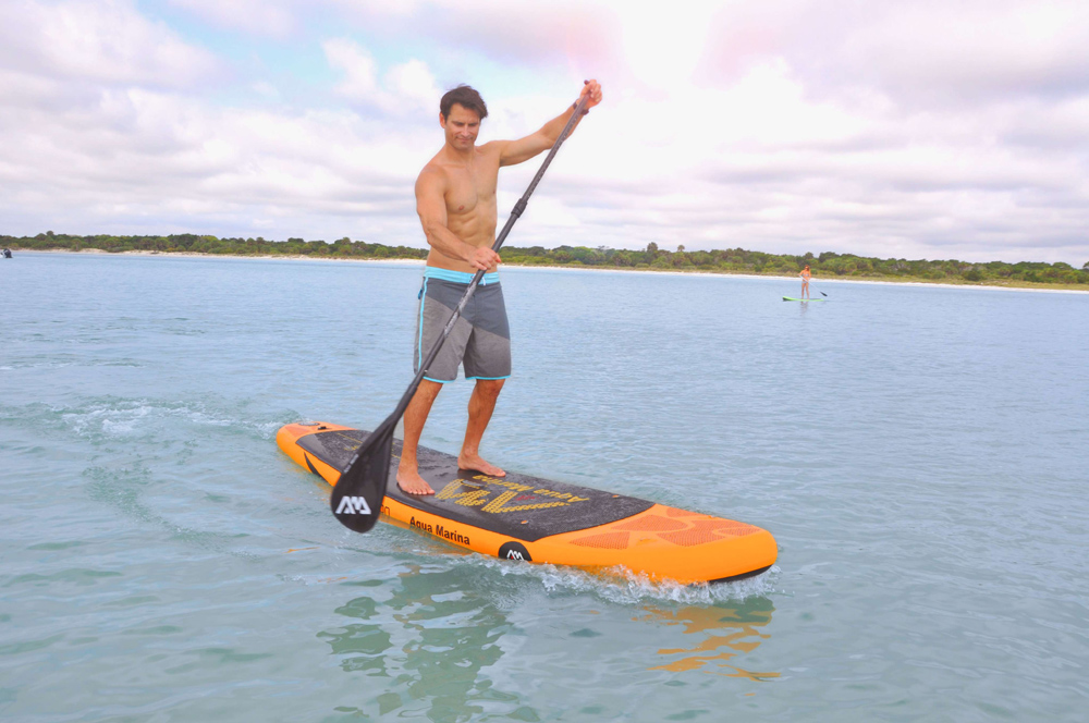 Как правильно на сапборде. Катание на доске по воде. Катание на доске с веслом. Прогулка на доске с веслом. Как правильно на сапборде.