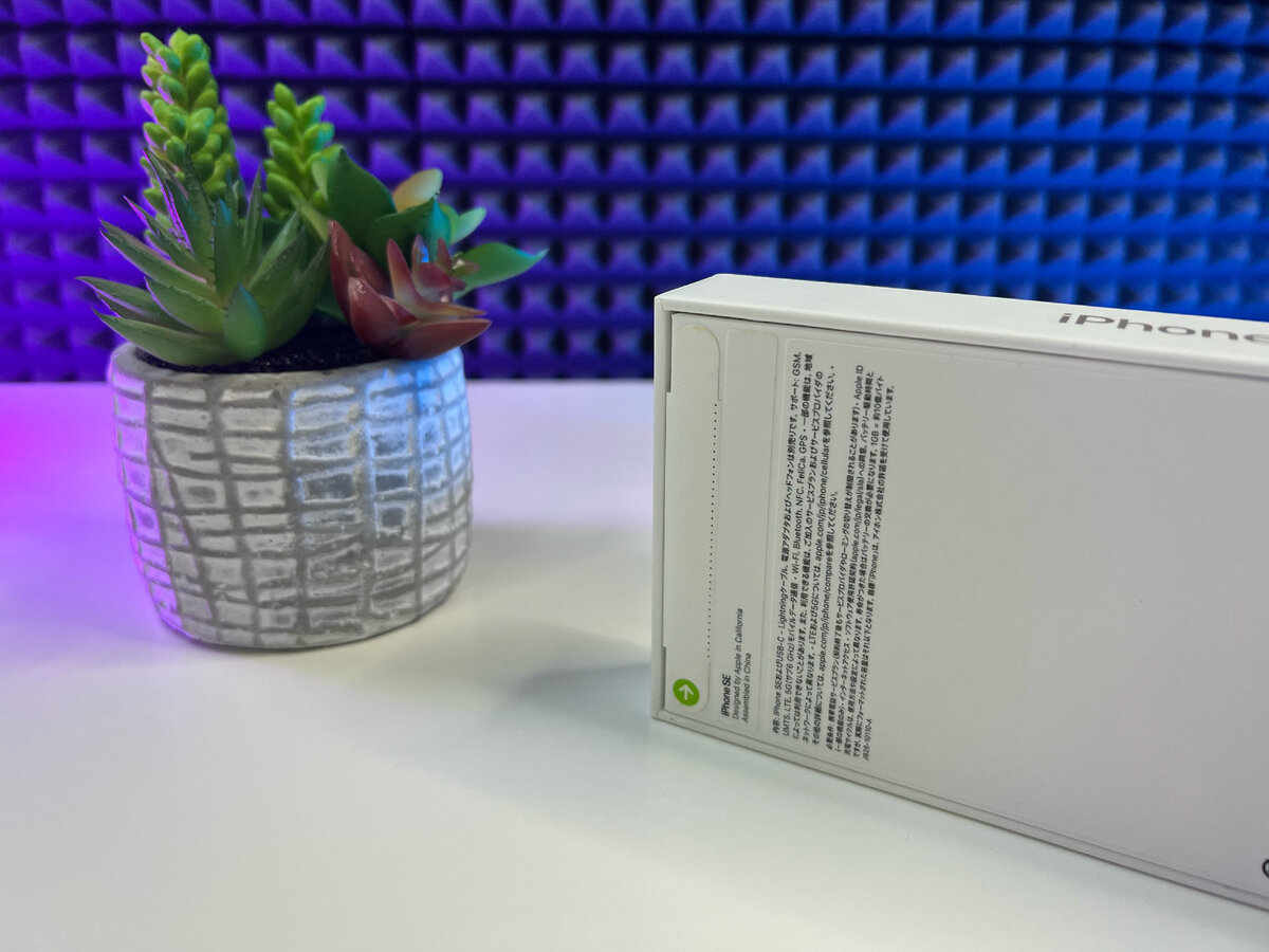 iPhone SE 2022 запечатан. Вид задней части. Модель J/A Япония