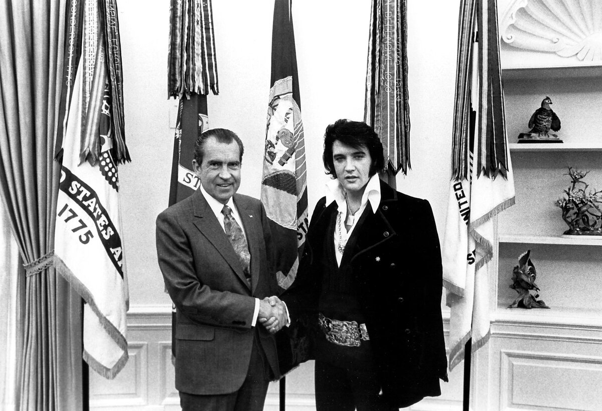 Элвис Пресли с Ричардом Никсоном в Овальном кабинете в 1970 году. 