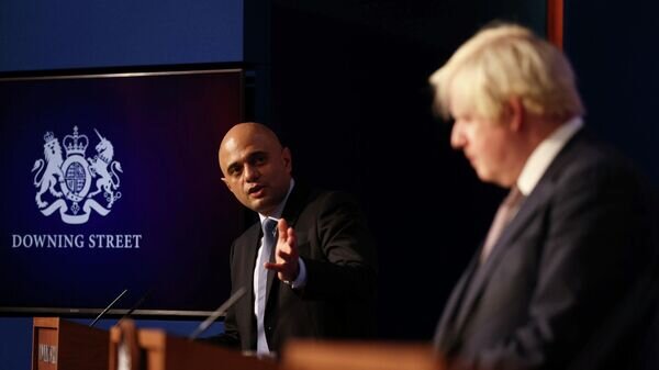    Министр здравоохранения Великобритании Саджид Джавид и премьер-министр Борис Джонсон во время брифинга на Даунинг-стрит© AP Photo / Tom Nicholson/Pool
