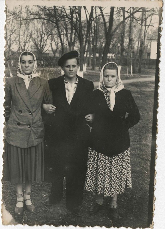 Групповой портрет. Неизвестный автор, 7 мая 1956 года, Украинская ССР, с. Красная Слобода, из архива Ольги Павловны Кухарь.