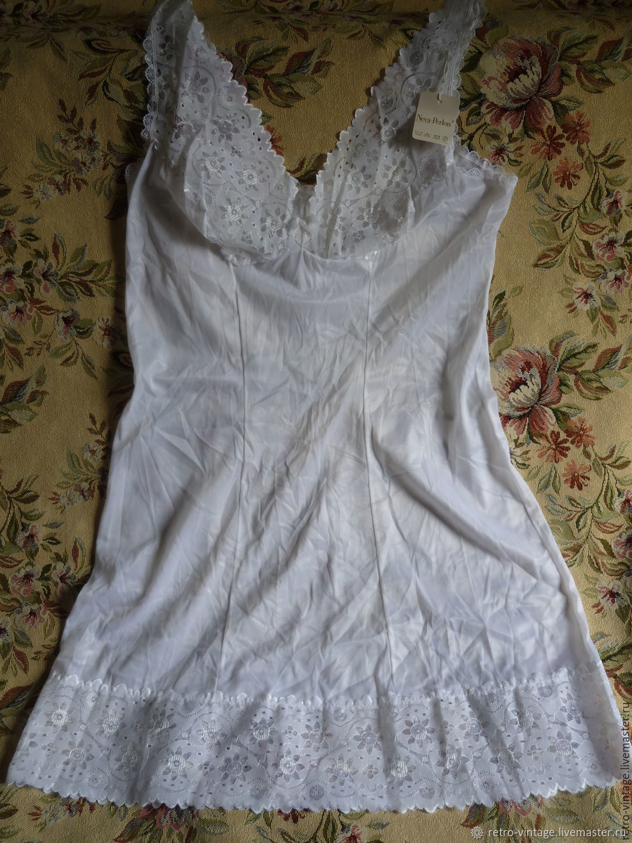 Современные девушки вряд ли знают о таком предмете белья, как комбинация. А в 50-80 годы их носили практически все женщины. И не только в СССР, комбинации носили и в других странах.-3