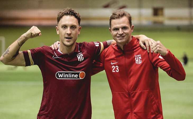 На фото Александр "T-killah" Тарасов хип-хоп исполнитель, блогер и экс-игрок медиа-футбольного клуба "НАСПОРТЕ" и Дмитрий Тарасов бывший игрок сборной России, ПФК "Локомотив" и так же уже бывший игрок выше упомянутого "НАСПОРТЕ"