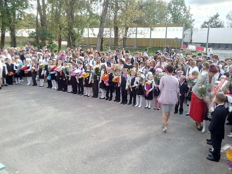 Ученики в форме. Учителя кто во что горазд. Непорядок!