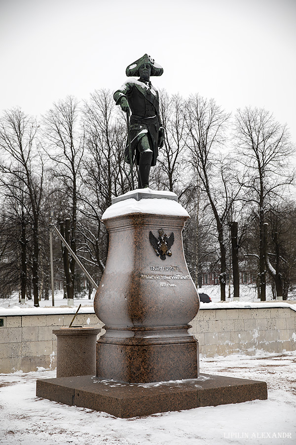 01 Расположенный на холме над Серебряным озером, дворец сочетает в себе темы средневекового замка и загородной резиденции.  