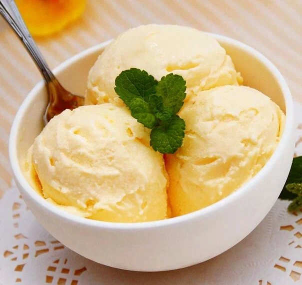 Десять желтков разбить добела с полфунтом (200г) сахару. 
Влить стакан молока и поставить на плиту, чтобы согрелось, но отнюдь не вскипело.

Снять с плиты, и когда простынет, поставить на лед, чтобы совершенно было холодным.

Взять 3 стакана густых сливок, взбить в пену, всыпать полфунта сахару с ванилью, четверть фунта фисташек и столько же нарезанного сухого варенья, вымешать всё это с холодными яйцами.

Выложить кастрюлю бумагой, положить на дно сухого варенья, влить массу, покрыть крышкой, поставить на лед, покрывая им всю кастрюлю с крышкою вместе.  Посыпать лед солью.

Когда хорошо застынет, выложить на блюдо.

Вкусом своим этот пломбир заступает мороженое.
