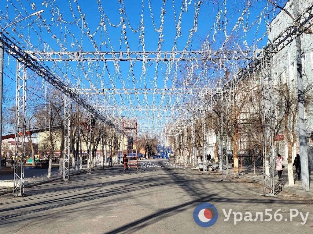    В Оренбурге главная площадь города постепенно превращается в новогоднюю