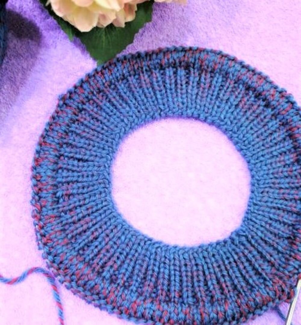 Имитация кеттлевки спицами. Ложная кетлевка горловины по кругу спицами снизу вверх резинкой 2 на 2. Ложная кеттлевка горловины. Ложная кеттлевка 2 на 2. Вязание кеттлевки спицами сверху реглан.