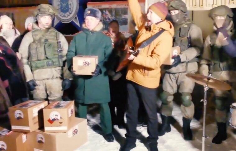    Даже во время сбора помощи музыканты стараются поднять бойцам настроение и поют песни. Скриншот из видео Алексея Носова