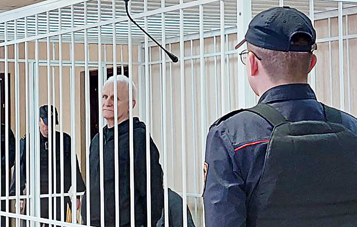    Алесь Беляцкий (слева)  Наталья Таланова/ТАСС