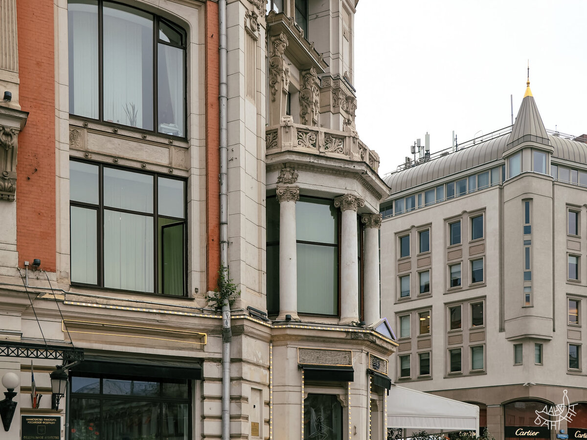 Здания прорастают даже в самом центре столицы