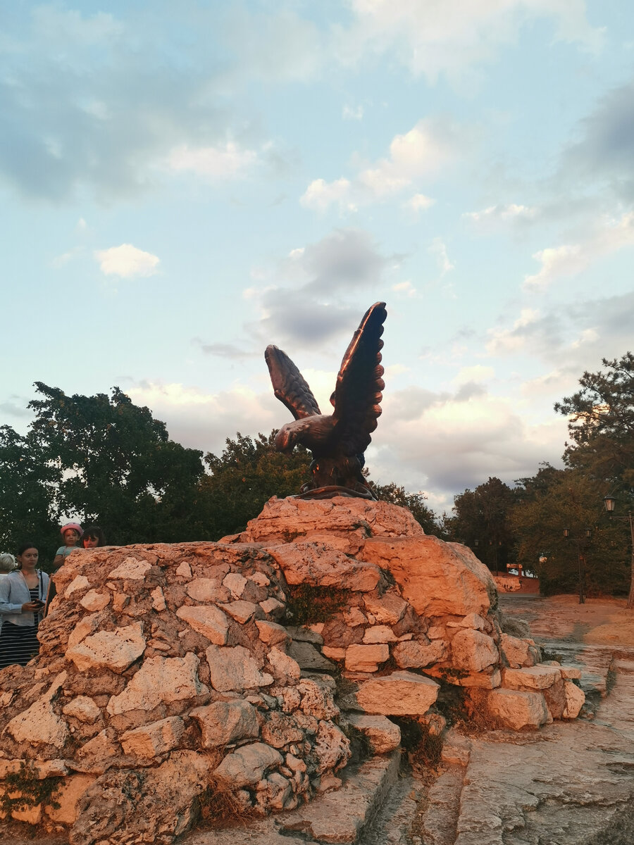 Орел терзающий змею