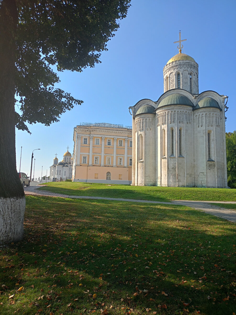 Дмитриевский собор, за ним - Палаты. Фото автора
