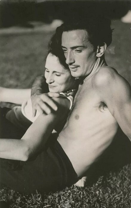 Сальвадор Дали и Гала в Кадакесе, начало 1930-х. Источник: Pinterest